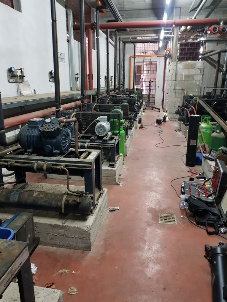 Locale tecnico con compressori frigoriferi